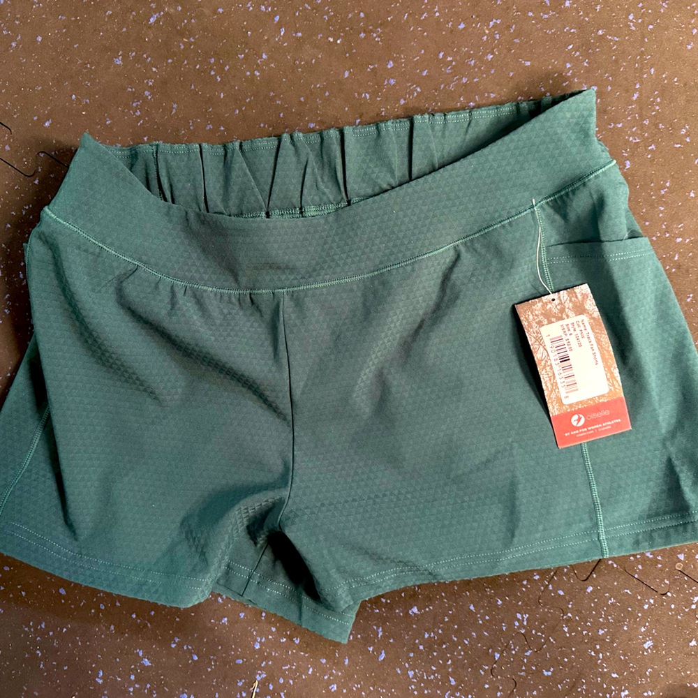 Oiselle Track Fan Shorts size 6 NWT